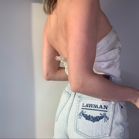 💙5/$30 Vintage White Satin Paris Scarf Top - Picture 3 of 4